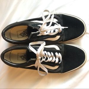 Black classic Vans ⚪️⚫️